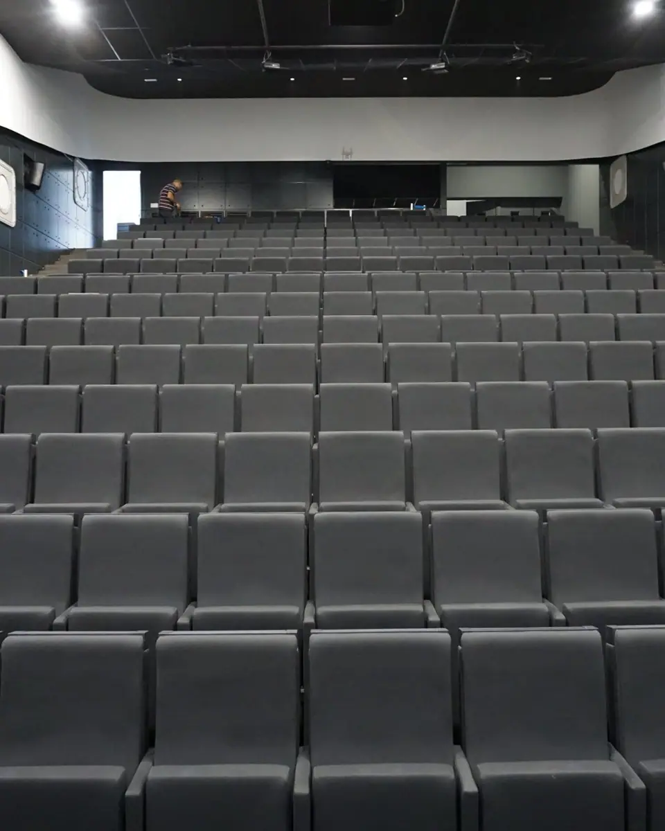 Auditório com fileiras de poltronas